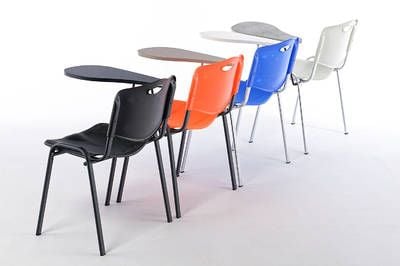 Moderne Kunststoffstühle mit Schreibtablar